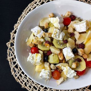 Ensalada de quinoa con queso de cabra y fruta