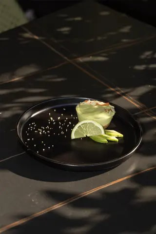 Raw kolač avokado limeta