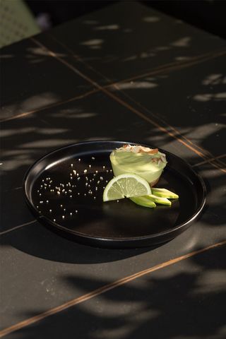 Raw kolač avokado limeta