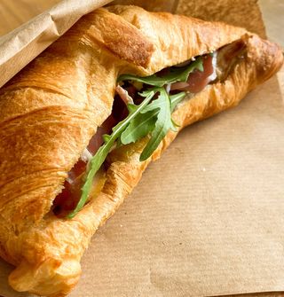 Круасан з прошуто та печеною грушею (135г)