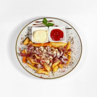 Pomfrit slanina i permesan