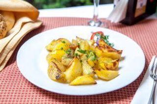 Cartofi proaspeți cu rozmarin la dubă