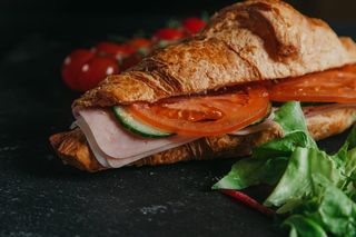 Sandwich croissant sunca si cascaval