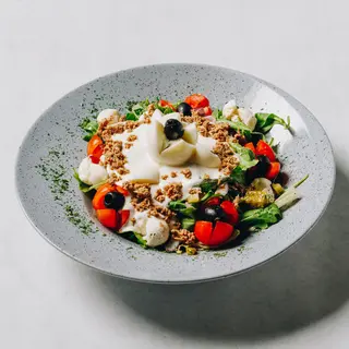 Velika miješana salata sa tunjevinom i jajem