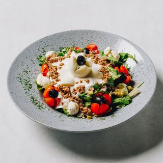 Velika miješana salata sa tunjevinom i jajem