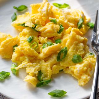 Oua cu telemea de vaca si salata de gogonele