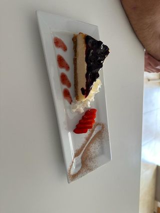 Tarta de queso con mermelada de arándanos