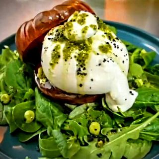 Ensalada De Burrata y pan Artesano
