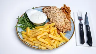 Șnițel de pui Panko, cartofi prăjiți, sos mediteranean