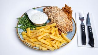 Șnițel de pui Panko, cartofi prăjiți, sos mediteranean