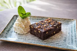 Brownie clasic cu topping de ganache de ciocolata și nuci
