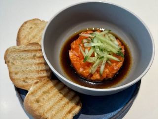 Тартар із лосося з соусом понзу (160/45g)