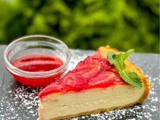 Cheesecake z musem truskawkowym (170/30g)