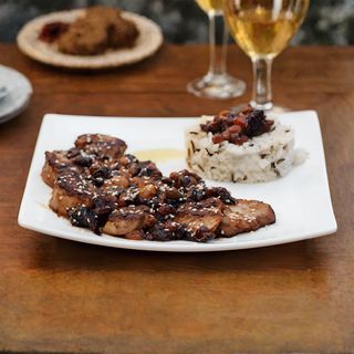 Свинско бон филе със сос от сини сливи (400г)