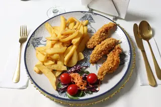 Crispy de pui cu cartofi prajiti si sos tartar