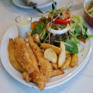 Calamares Con Ensalada Y Papas