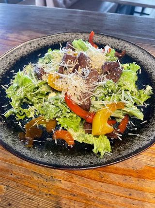 Теплий салат з телятиною (250г)