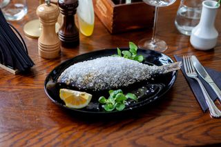 Dorada în crustă de sare