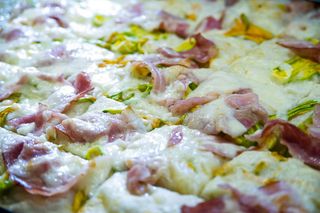 Fiori di zucca e bacon o prosciutto cotto