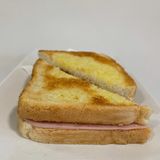 Sándwich de jamón york, queso y mantequilla