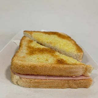 Sándwich de jamón york, queso y mantequilla