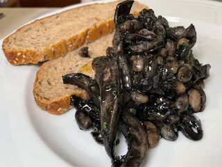 Seppie con fagioli di soia neri
