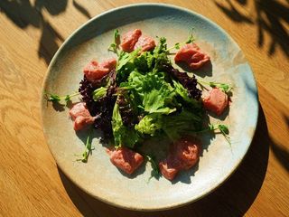 Фреш-салат з лососем, ікрою тобіко та соусом Діжон (220g)