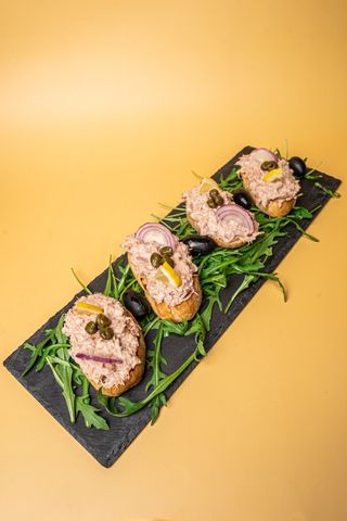 Bruschetta al tonnato con cipolla rossa e limone