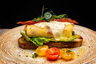 Omleta cu mozzarella si bacon