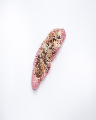 2 Butifarras Esparracada, Tomate Seco, Brie, Cebolla Y Queso Rallado.