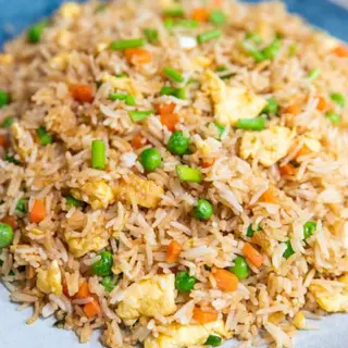 Riso misto con pollo, carne, verdura e uova