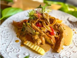 Trzy rodzaje mięsa z warzywami i frytkami (380g)