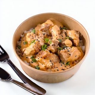 ქათმის ნაგეტსი იაპონური ჩილის სოუსით და ბრინჯით