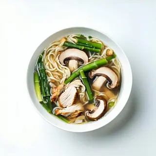 Zuppa di pollo con funghi e bambù