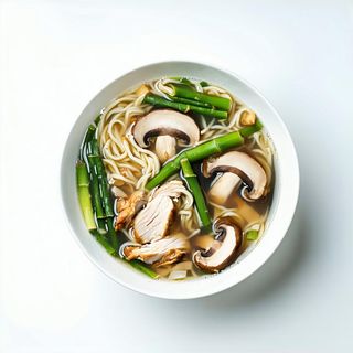 Zuppa di pollo con funghi e bambù