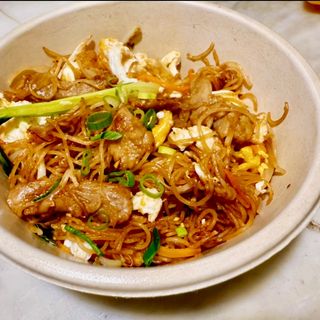 牛肉鸡蛋粉干Fideos de arroz con ternera y huevo