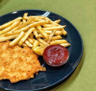 Шніцель курячий з фрі та соусом (300г)