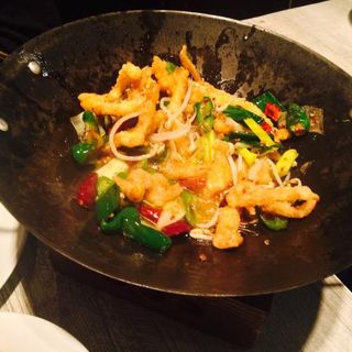 Misto di verdure in scodella di fuoco