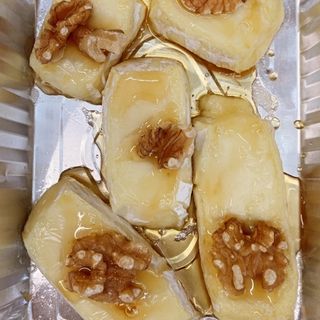 Queijo Brie com Mel e Nozes