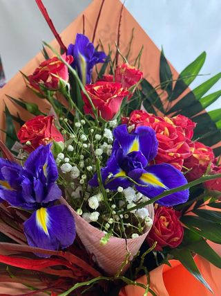 Buchet mini rosa cu iris