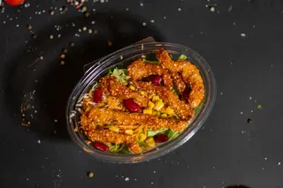 Salata sa piletinom u pohovanom susamu