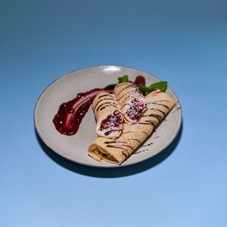 Naleśniki z Twarożkiem Sernikowym i Dżemem Wiśniowym (2 szt.)