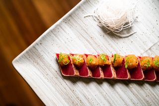 TATAKI DE ATÚN CON SÉSAMO Y CHISHIMI