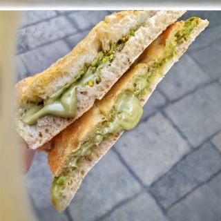 Schiacciata dolce al pistacchio e granella di pistacchio