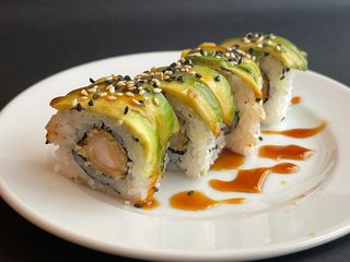 P16 Uramaki avocado e gamberone