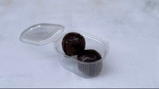 Pralina sa višnjom od leblebije