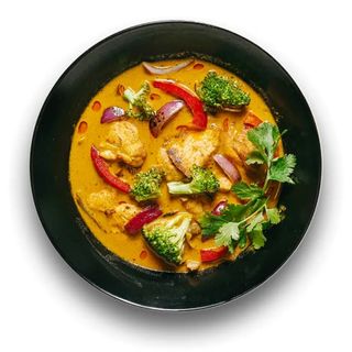 Жовте карі з куркою та паровим рисом Басматі (гостре)