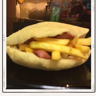 Panino fritto würstel e patatine