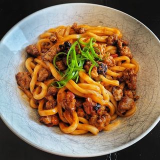 Fideo udon con pollo