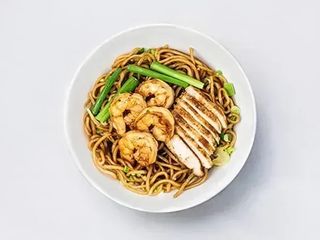 Пшенична локшина з креветками та куркою